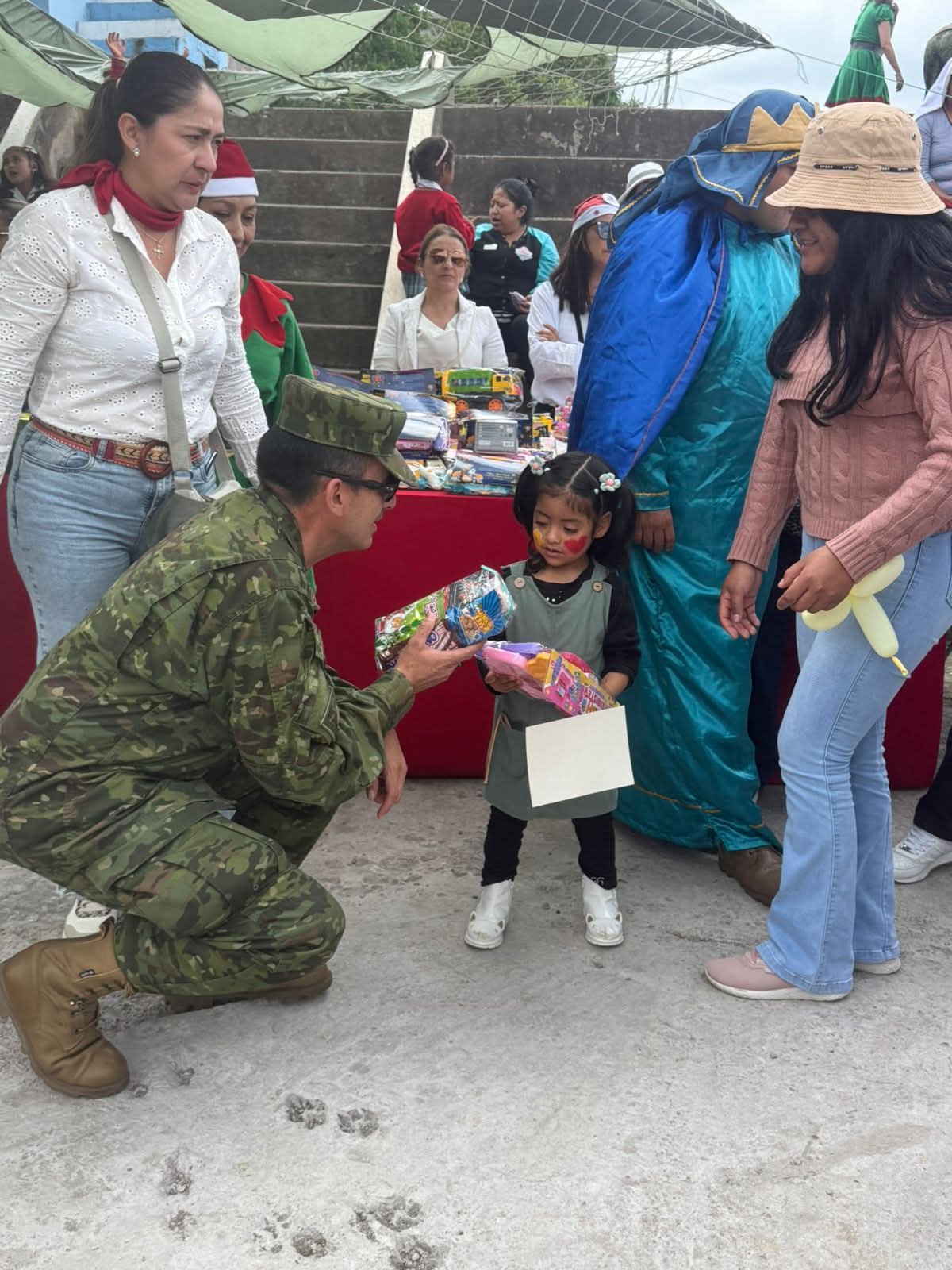 EL EJÉRCITO ECUATORIANO COMPARTE ESPÍRITU NAVIDEÑO CON LOS NIÑOS DE TOLONTAG
